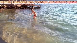Испытания лодки с подводным мотором на море.
