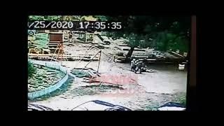 Ребенок сорвался с качелей и погиб