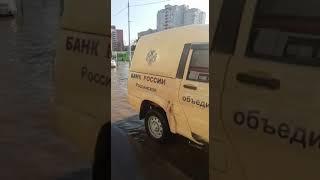 В 10-м микрорайоне Казани прорвало трубу – проезжую часть затопило