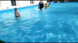 Купаемся в бассейне спасаясь от жары