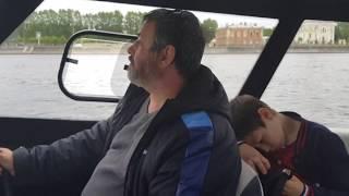 Катер Гризли 660. Экскурсия по Неве.