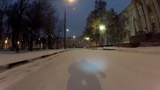 Зимние покатушки на моноколесе по заснеженным улицам и паркам