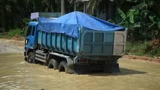 Mobil besar dan mobil kecil melewati kubangan air