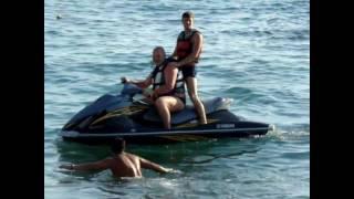 Отдых на море катаемся на гидроцикле.