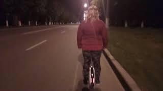 На моноколесе по пустой дороге