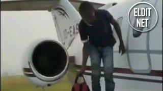 Хотел полететь в двигателе самолета!