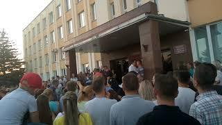 Люди у Райисполкома, Волковыск.