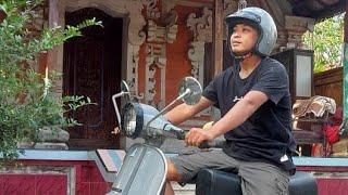 Riding a vespa around the town// Keliling Naik Vespa