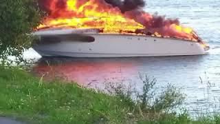 В Колпино МЧСник запрыгнул на гидроцикл и спас человека с горящего катера