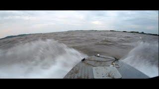 4К Волжанка 46   В шторм.  Встречная волна.  Река Амур