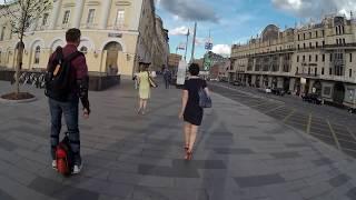 Электросамокат и моноколесо среди пешеходов 2