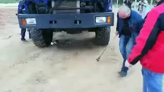 мужик испытывал новый Урал