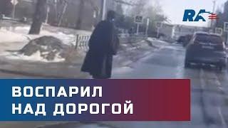 Воспарил над дорогой. Священник на моноколесе из России вызвал восторг пользователей в интернете
