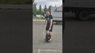Александр изучает моноколесо урок 5