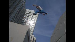 PARKOUR ! ПАРКУР ! ФРИРАН В ГОРОДЕ ! ПАРКУР ПОД МУЗЫКУ ! УДИВИТЕЛЬНЫЕ ЛЮДИ ! [ КРУТЫЕ ТРЮКИ ]