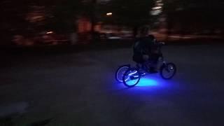 СЕМЕЙНЫЕ ПОКАТУШКИ С ДИОДНОЙ ПОДСВЕТКОЙ И ЛАЙКАМИ НА САМОДЕЛЬНЫХ ЭЛЕКТРО ВЕЛОСИПЕДАХ