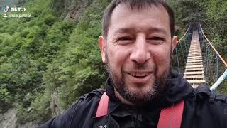 На висячем мосту в Итум-Калинском районе Чеченской Республики. Экстрим.