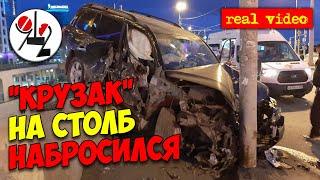 "Крузак" влетел в столб и повис на заборе. Real video