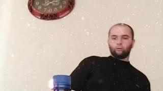 Аушев Илез, зажигает спичку ногой