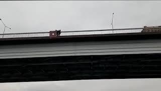 Сегодня днем мужчина пытался спрыгнуть с моста