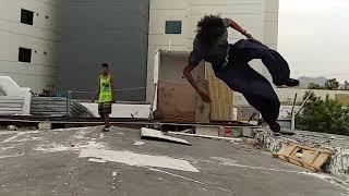 ПАРКУР ПОД МУЗЫКУ ! ФРИРАННИНГ В ГОРОДЕ ! УДИВИТЕЛЬНЫЕ ЛЮДИ ! PARKOUR ! [ НЕВЕРОЯТНЫЕ ТРЮКИ ]