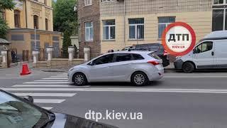 Видео с перехвода  Киев. Бульварно-Кудрявская. Допускается ли наезд на переход только одним колесом?