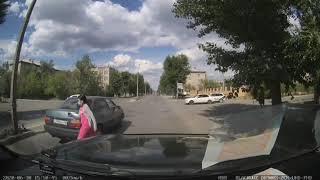 В Семее водитель едва не сбил девочку на пешеходном переходе