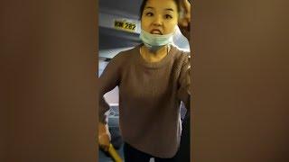 Кондукторша бьёт дядьку, поймавшего её на воровстве.