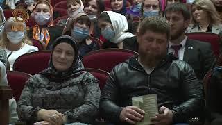 Рамзан Кадыров посетил церемонию открытия 90 юбилейного театрального сезона