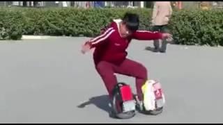 Сумасшедшие трюки на моноколесе