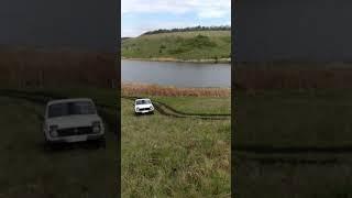Нива по грязи берет холм