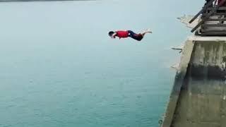 Чеченец прыгнул в воду с огромной высоты