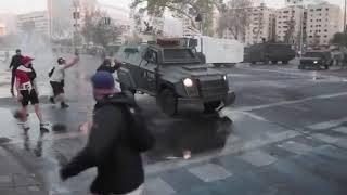 Протесты в Чили. Полиция. Беспорядки. Человека столкнули в воду.