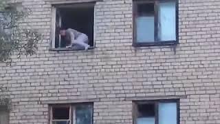 УБИЛСЯ С 4 ГО ЭТАЖА