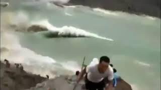 Житель Китая заснял гигантский оползень, который обрушился в озеро.