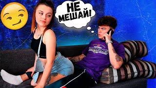 ОТВЛЕКАЮ ПАРНЯ ОТ ТЕЛЕФОНА ПРАНК! ОН ЖЁСТКО ВЫБЕСИЛСЯ!!!