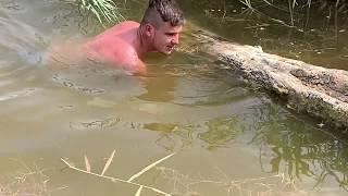 Ловлю РЫБУ и РАКОВ РУКАМИ в Камыше. Рыбалка Летом 2020