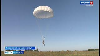 Несколько десятков курсантов выполнили прыжки с парашютом