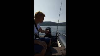 Покатушки на лодке пвх), супруга катает меня на лодке! grandma runs the boat