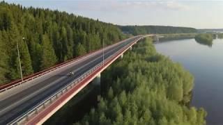 Девушка на мотоцикле. Съемка с воздуха.