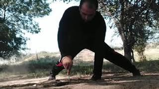 Отжимания на гвозде с одной рукой.