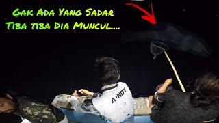 BIKIN KAGET!!!!  LAGI ASIK MANCING TIBA-TIBA MAKHLUK BESAR INI MUNCULL..