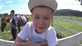 КАК ЭРИК УЧИТСЯ КАТАТЬСЯ НА ЛОШАДИ, ПЕРВАЯ ВЕРХОВАЯ ЕЗДА !!!