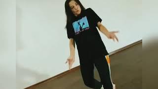 Девушка круто танцует