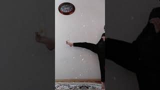 Удар с разворота ногой по бутылке.