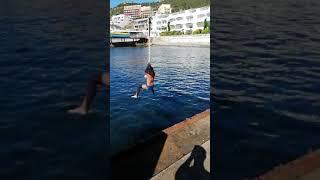 Прыжок с тарзанки в чёрное море!