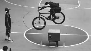 Челлендж перепригнуть препятствия на bmx