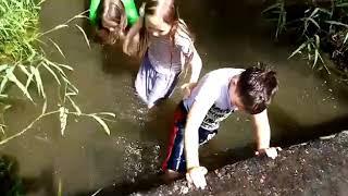 Я с друзьями прыгаю в воду