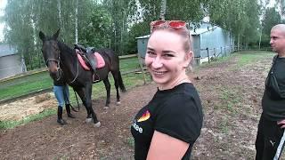 УЧИМСЯ ЕЗДИТЬ ВЕРХОМ НА КОНЮ / ЭКСКУРСИЯ ПО КОНЕФЕРМЕ