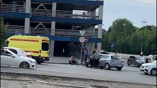 Екатеринбург: ДТП у ТЦ «Парк хаус»